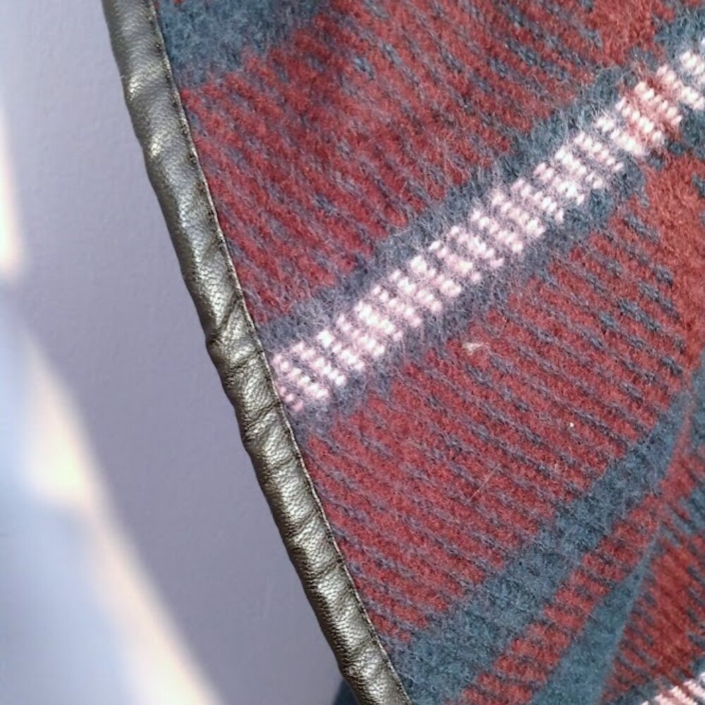 Women's Open Front Shawl Cape Ruana Wrap Navy Red Plaid Fleece OS Cabincore - Picture 9 of 11